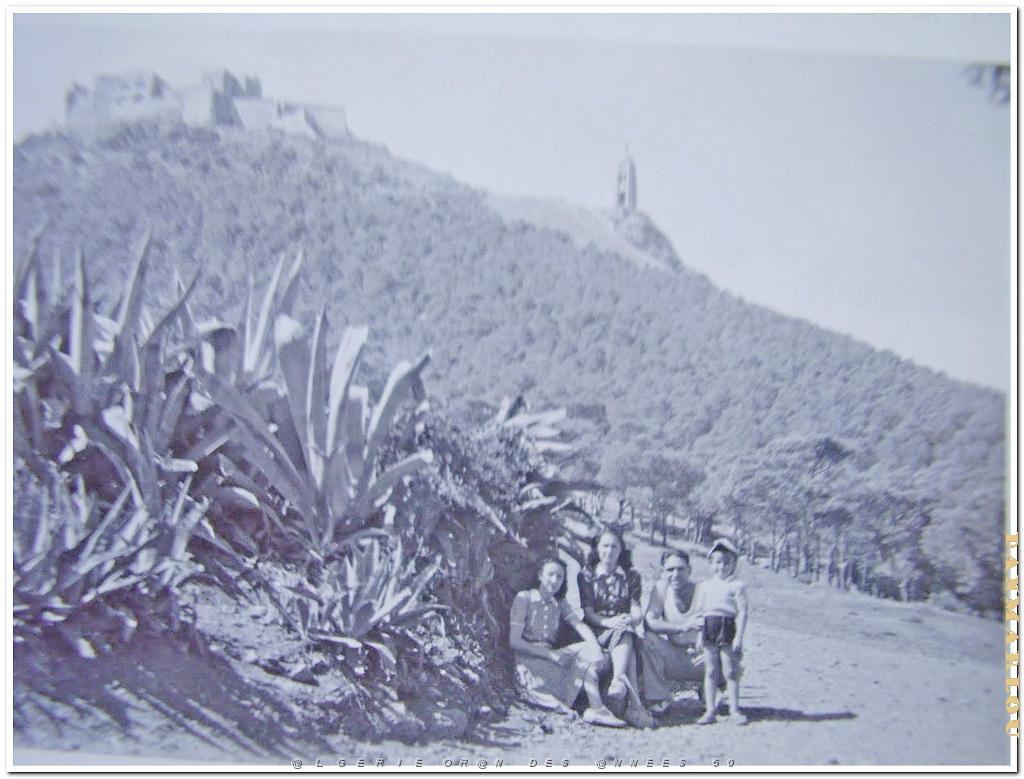 AU PIED DE SANTA CRUZ FAMILLE LACASA MAURICE.JPG